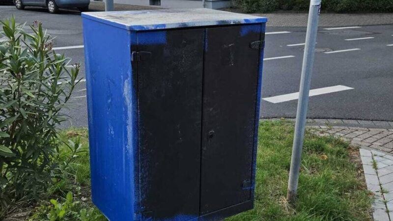 Rheinberg: Postkasten blau und schwarz besprüht