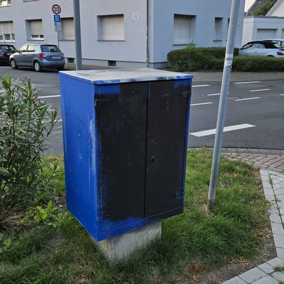 Rheinberg: Postkasten blau und schwarz besprüht