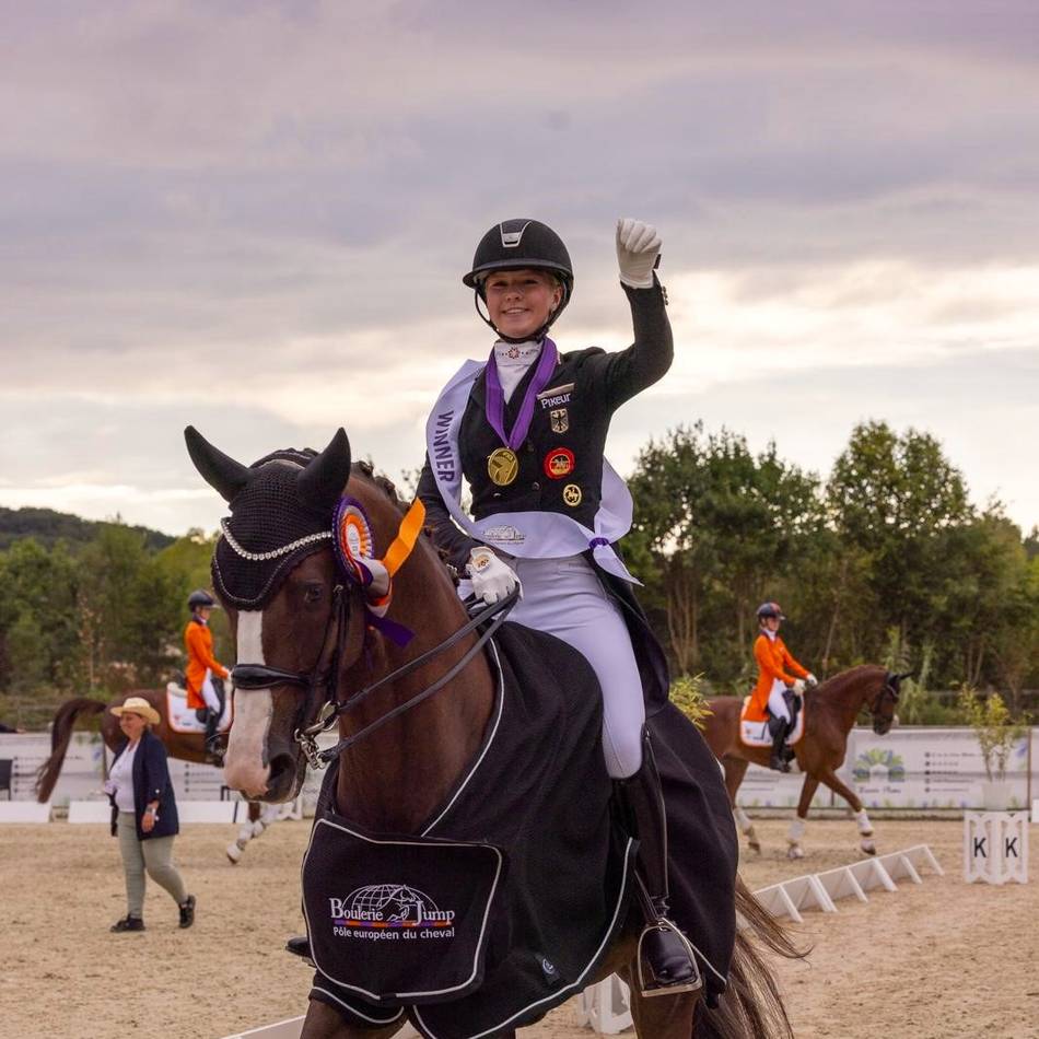 Junioren-Europameisterschaft in Frankreich: Dreifaches EM-Gold mit Sportpartner „Akki“