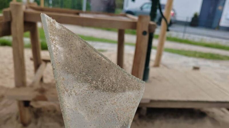 Versuchte gefährliche Körperverletzung: Wut und Verunsicherung wegen Scherben auf Spielplatz in Kranenburg