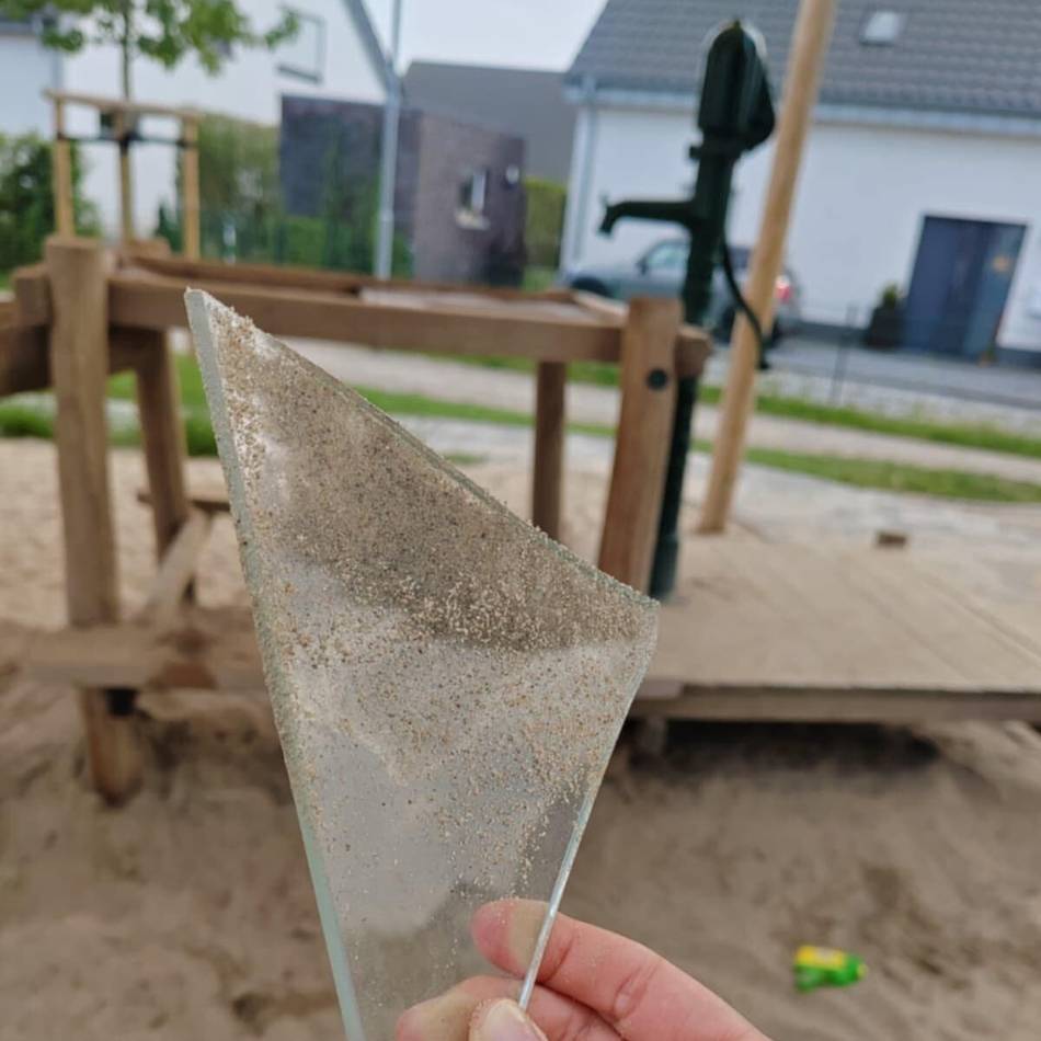 Versuchte gefährliche Körperverletzung: Wut und Verunsicherung wegen Scherben auf Spielplatz in Kranenburg