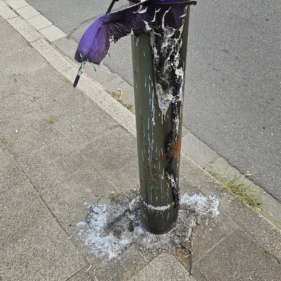 Kommunalwahl in Düsseldorf: Drei Wahlplakate in Himmelgeist brennen – Anwohner verletzt sich