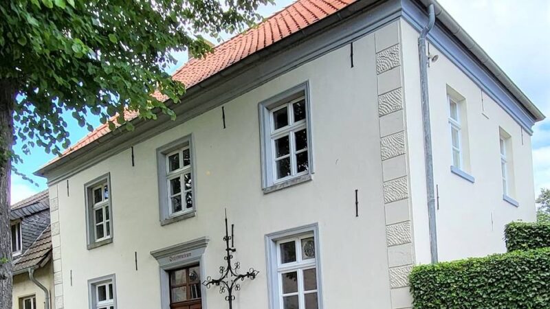 Ausstellung in Kalkar: Farbwelten und Glücksmomente im Stiftsmuseum Wissel