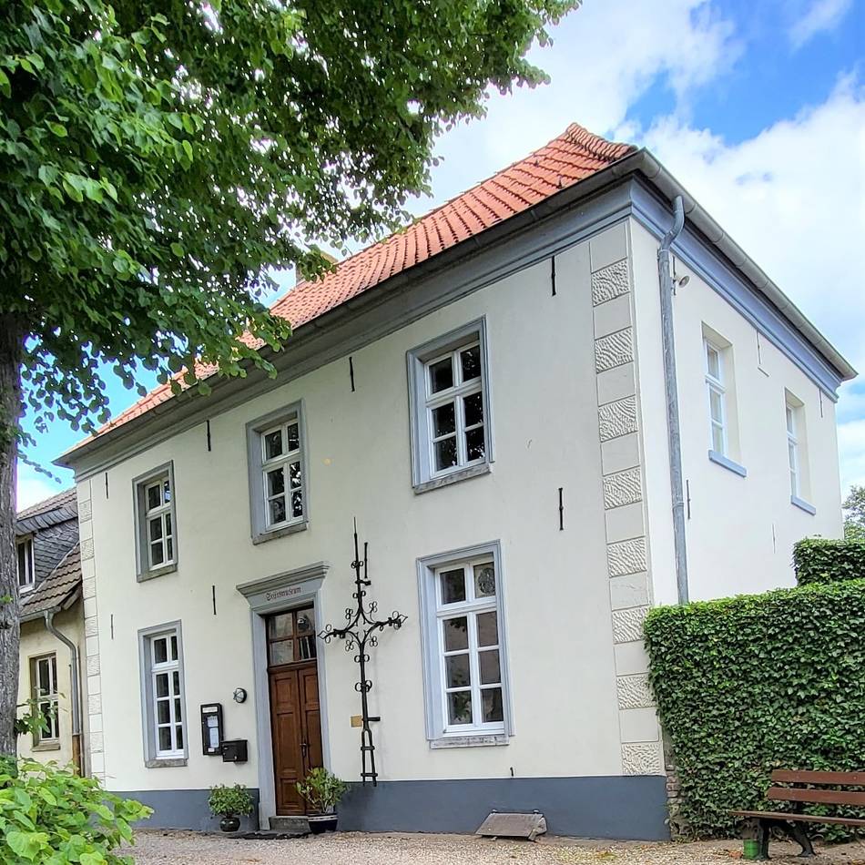 Ausstellung in Kalkar: Farbwelten und Glücksmomente im Stiftsmuseum Wissel