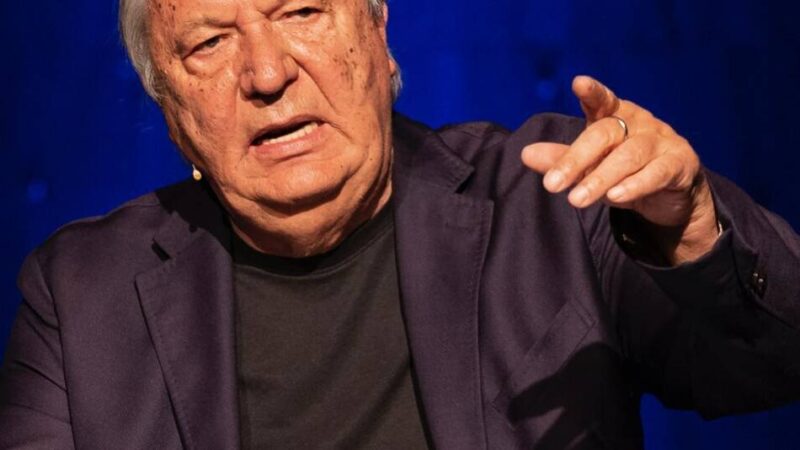 Im Spiegelzelt: Wilfried Schmickler angeschlagen in Kleve