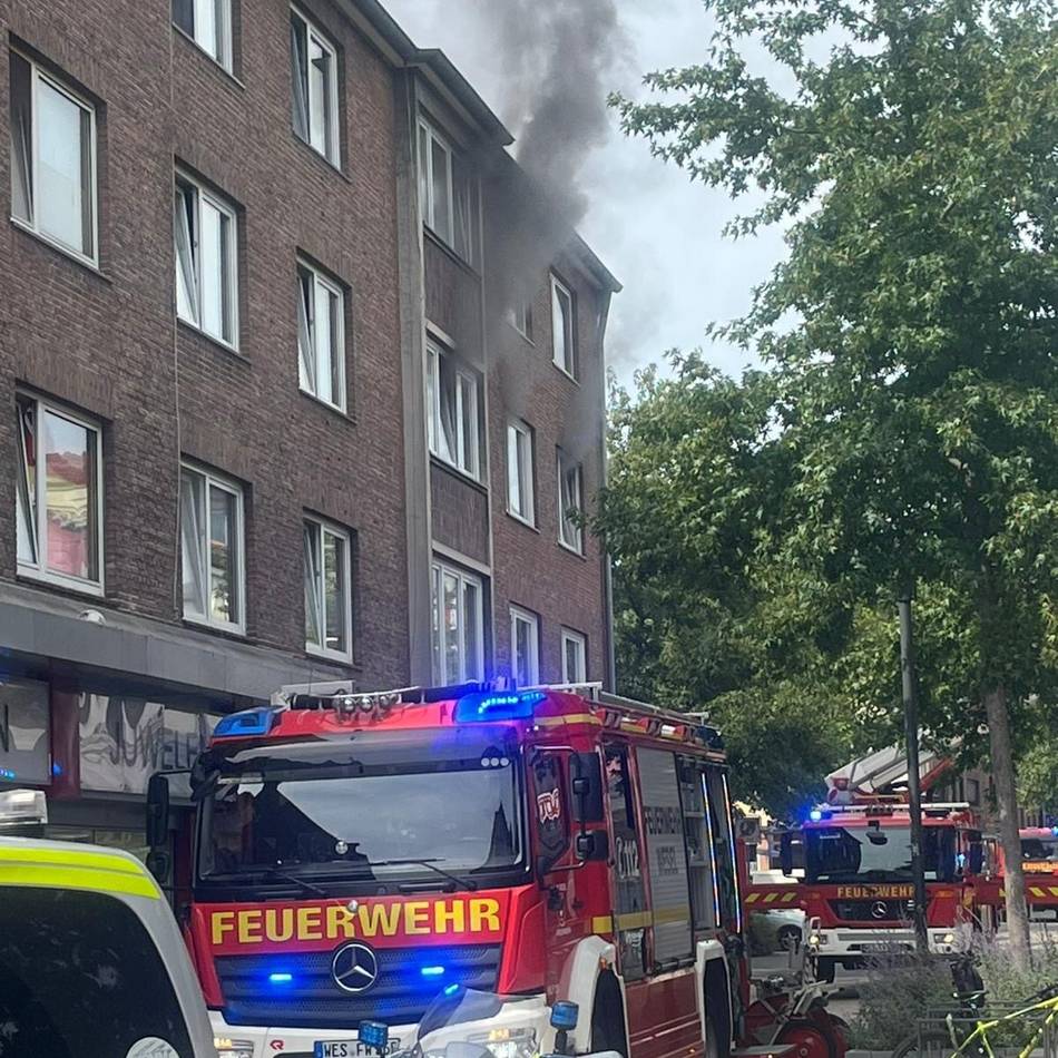 Nahe der Weseler Fußgängerzone: Großbrand in der Innenstadt – Feuerwehr rettet Bewohner aus verrauchter Wohnung