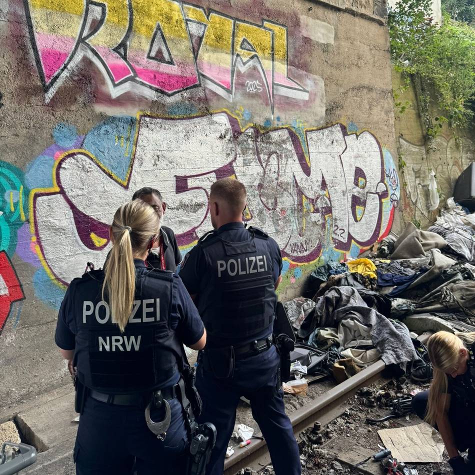 Drogenszene in Düsseldorf: Polizei geht gegen Drogen-Treffpunkt unter Brücke in Oberbilk vor