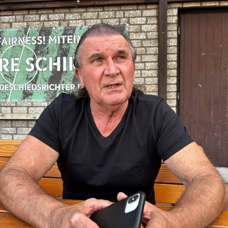 Trainieren statt Ruhestand: Ein 71-Jähriger macht den Fußballern des TuS Xanten Beine
