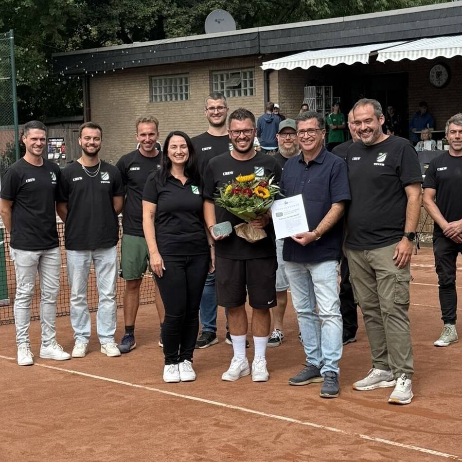 Turnierleiter bekommt Gedenkplakette: Mehr als nur Tennis bei den Orsoyer Open