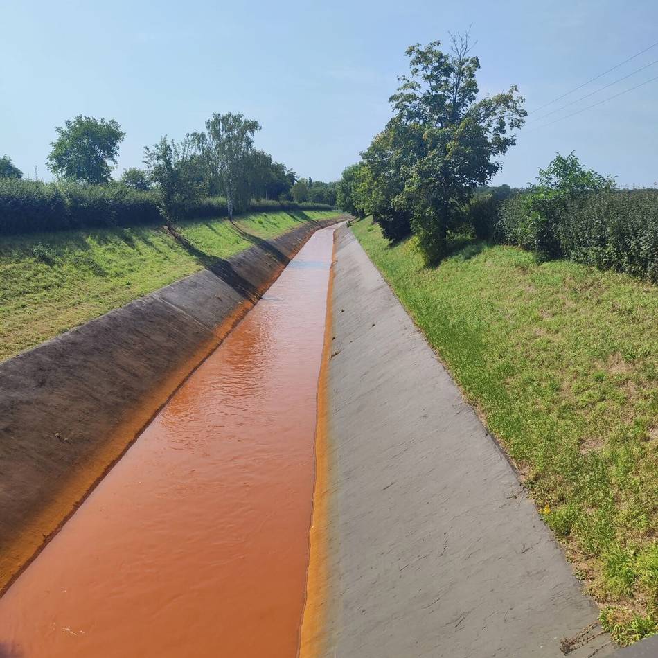 Bürger in Dormagen besorgt: Das ist der Grund für das rote Wasser im Rhein