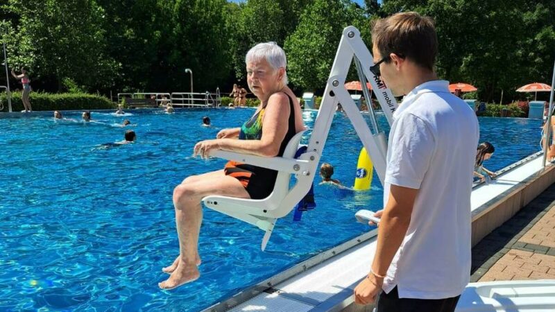 Für Rheinberger Schwimmbäder: Grüne beantragen Anschaffung eines mobilen Pool-Lifts
