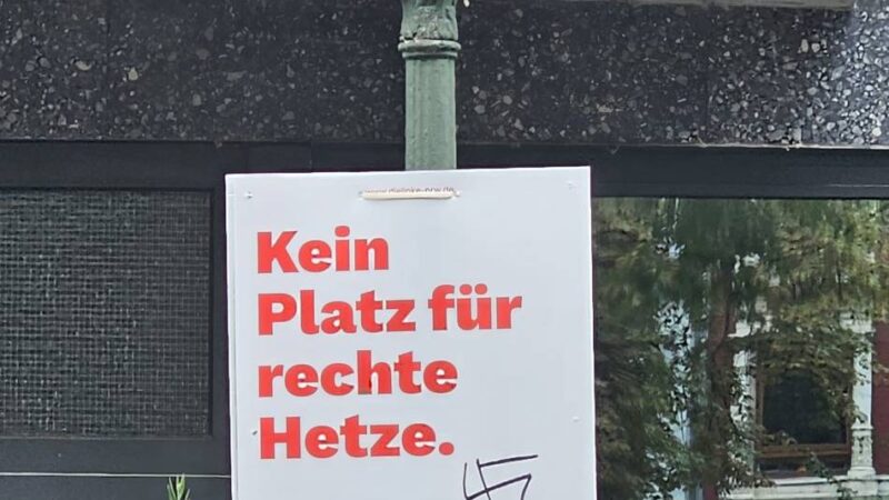 „Persönlich läuft es mir kalt den Rücken runter“: Nur Stunden nach dem Aufhängen – Wahlplakate mit Hakenkreuzen beschmiert