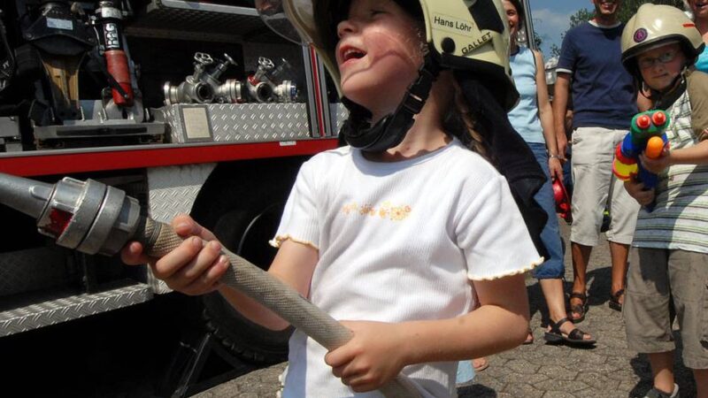 Tag der offenen Tür bei der Feuerwehr Hilden: Hier dürfen auch die Kleinsten zum Löschschlauch greifen
