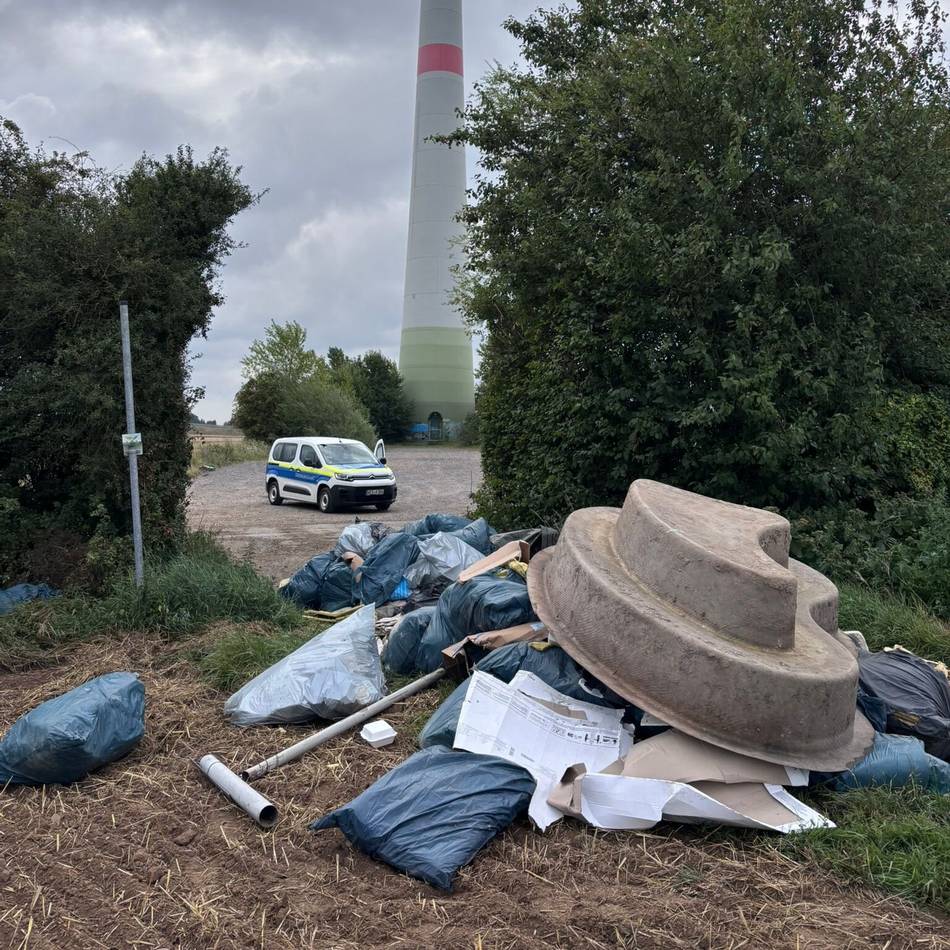 Rechtswidrige Entsorgung: Wilder Müll in Menzelen-Ost – Gemeinde sucht Zeugen