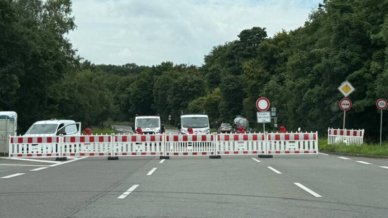 Baustelle in Radevormwald: B 229-Sperrung: 40-Tonner quälen sich durch Wilhelmstal