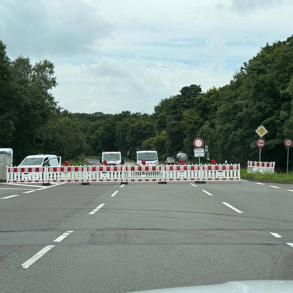 Baustelle in Radevormwald: B 229-Sperrung: 40-Tonner quälen sich durch Wilhelmstal