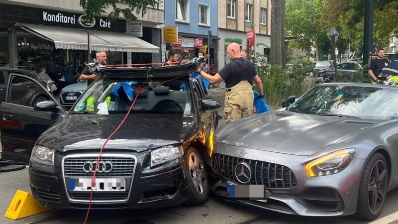 Polizei und Feuerwehr im Einsatz: Schloßstraße in Pempelfort nach Unfall gesperrt