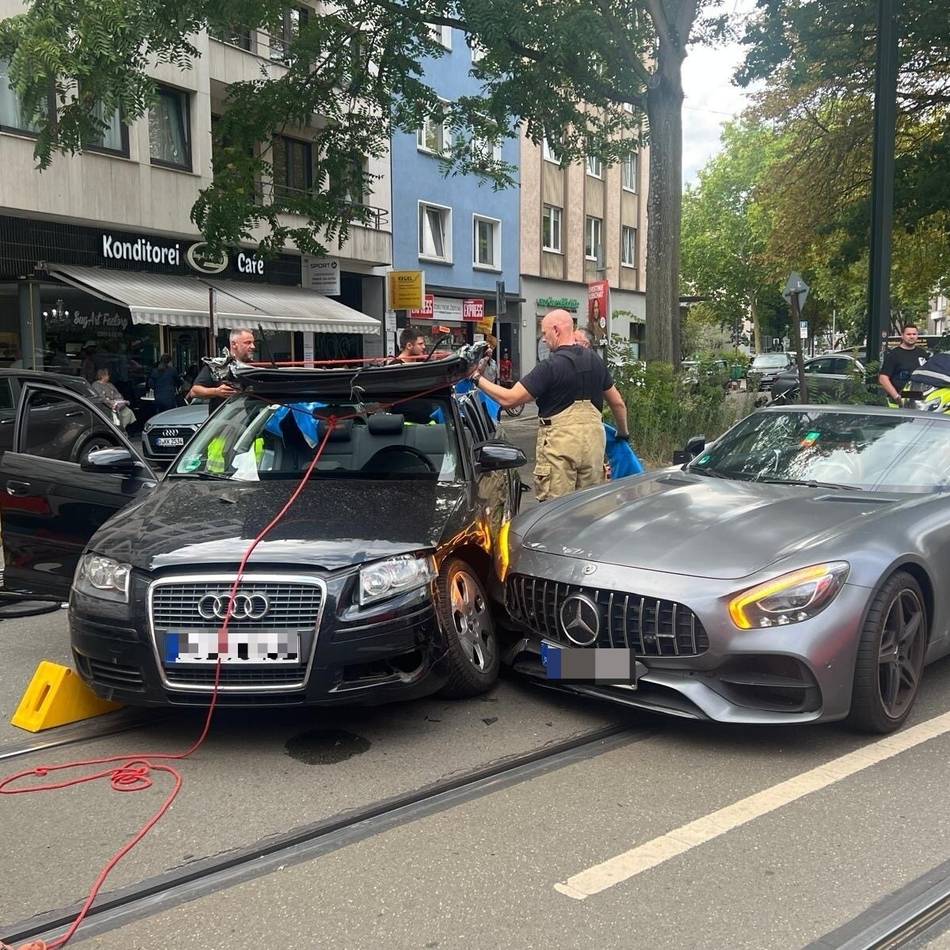 Polizei und Feuerwehr im Einsatz: Schloßstraße in Pempelfort nach Unfall gesperrt