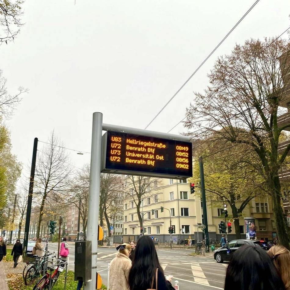 Nahverkehr in Düsseldorf: Warum die Rheinbahn Uhrzeiten statt Minuten anzeigt