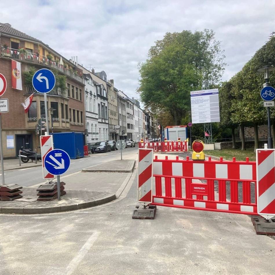 Stadt Neuss kündigt Baufirma: Kanalbau an Erftstraße gestoppt: „Das lässt sich nicht in Freundschaft lösen“