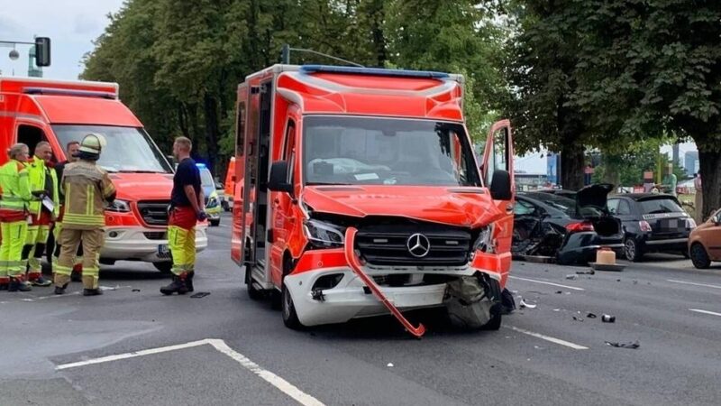 Unfall auf der Cecilienallee: Rettungswagen und Jaguar stoßen in Düsseldorf zusammen