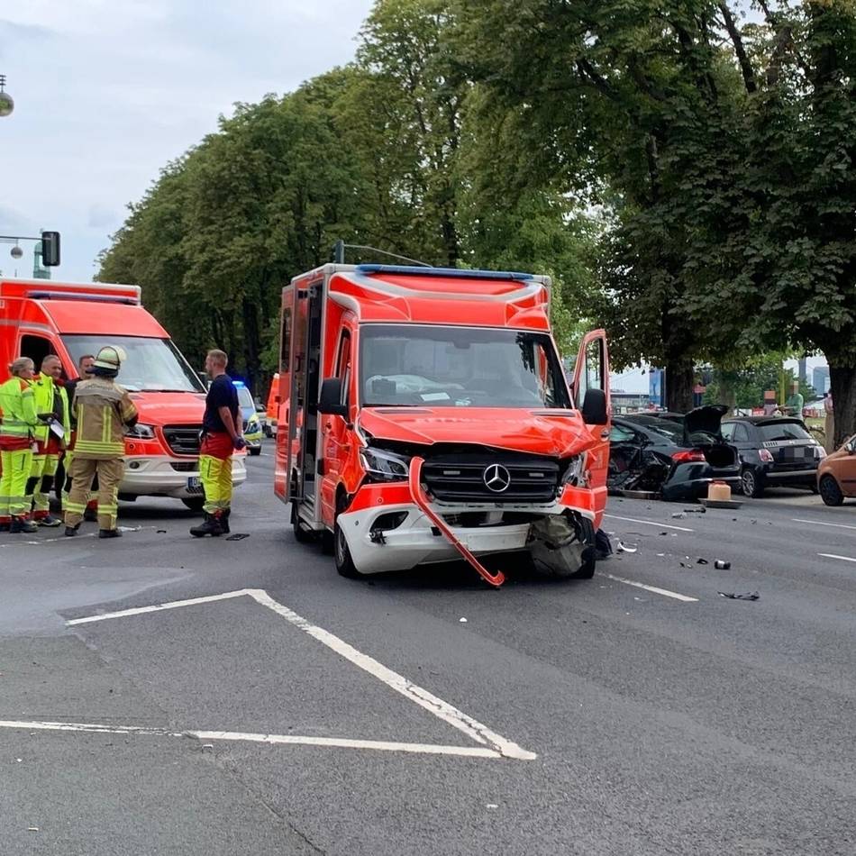 Unfall auf der Cecilienallee: Rettungswagen und Jaguar stoßen in Düsseldorf zusammen