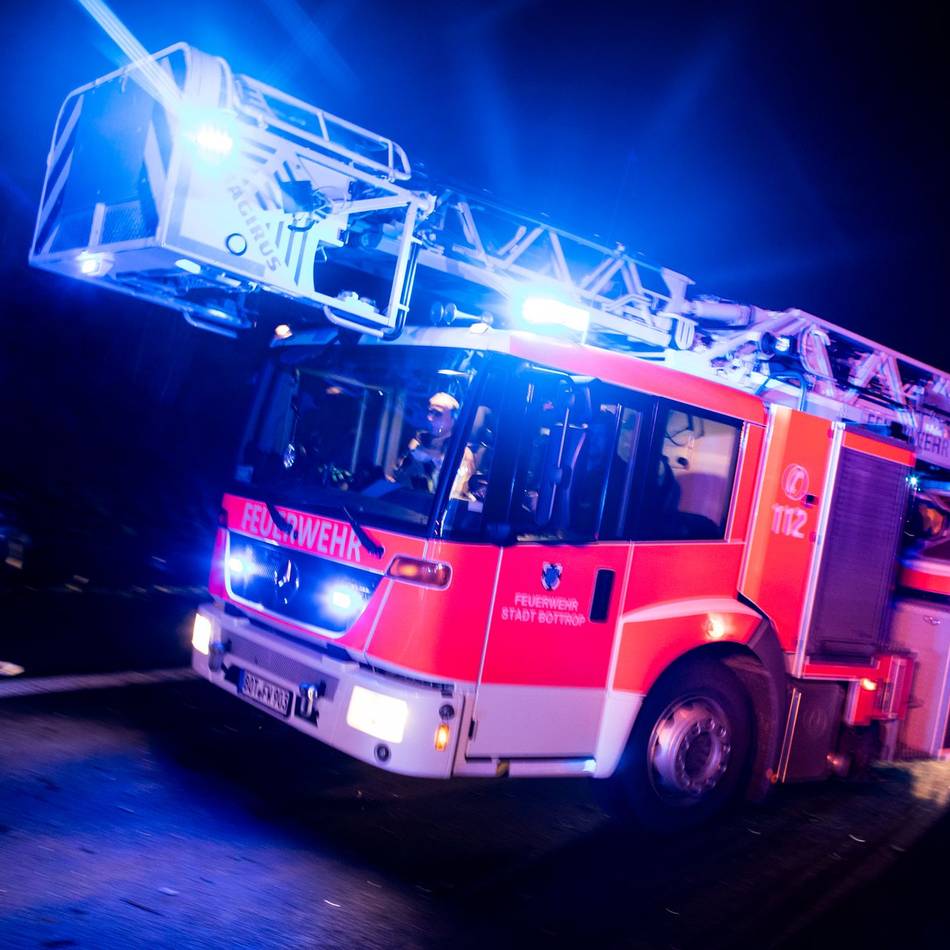 13 Menschen aus Gebäude gerettet: Feuer in Solinger Mehrfamilienhaus – Polizei ermittelt wegen Brandstiftung