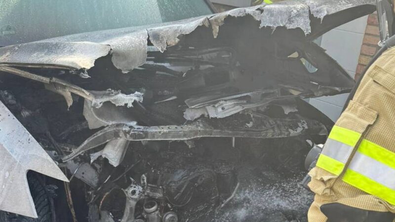 Feuer in Goch: Geparktes Auto gerät in Pfalzdorf in Brand – Anwohner versuchen zu löschen