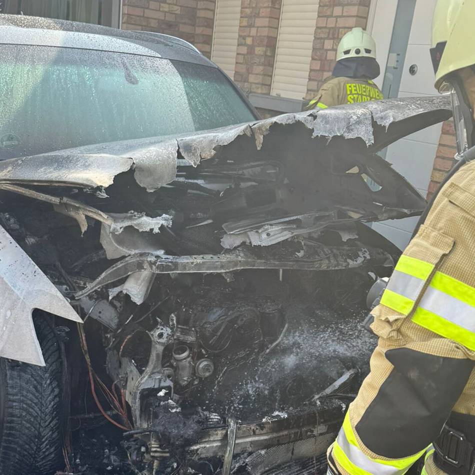 Feuer in Goch: Geparktes Auto gerät in Pfalzdorf in Brand – Anwohner versuchen zu löschen