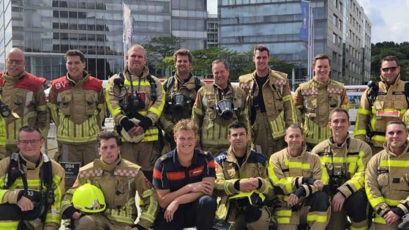 Teams aus Grevenbroich und Peel en Maas: Feuerwehrleute meistern Köln-Turm Treppenlauf
