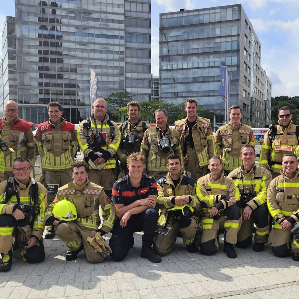 Teams aus Grevenbroich und Peel en Maas: Feuerwehrleute meistern Köln-Turm Treppenlauf