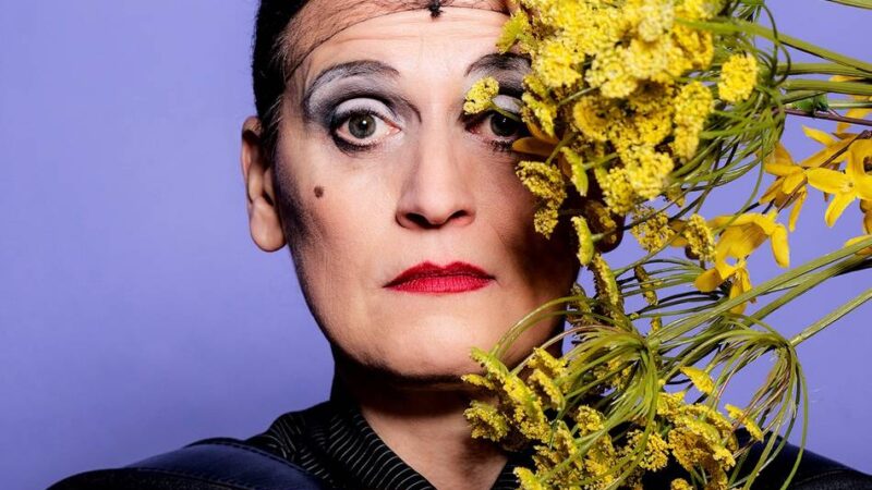 Comedy mit Carmela de Feo in Sonsbeck: Das Sexsymbol mit Haarnetz und Akkordeon gastiert im Kastell
