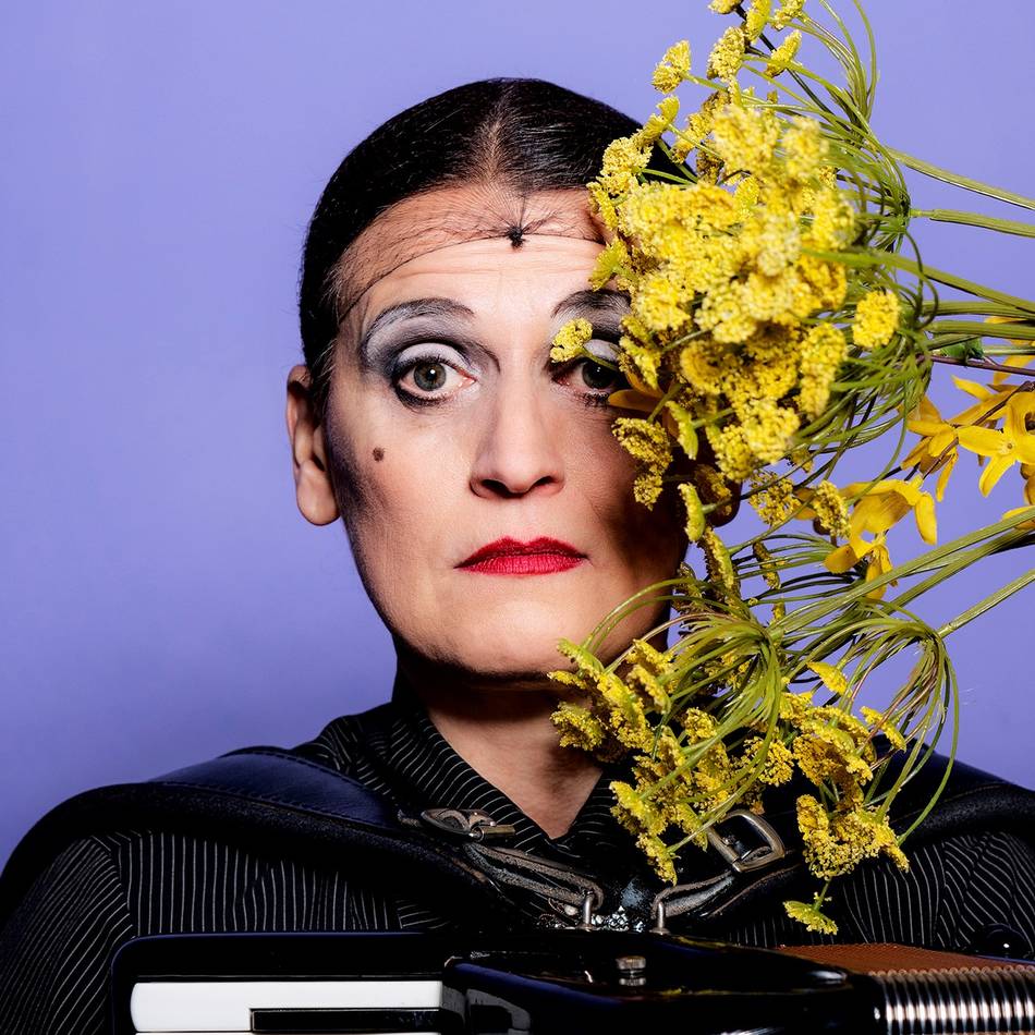 Comedy mit Carmela de Feo in Sonsbeck: Das Sexsymbol mit Haarnetz und Akkordeon gastiert im Kastell