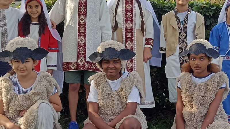 Interkulturelle Theatergruppe der Flüchtlingshilfe Xanten: Kinder führen armenisches Märchen über Ausbeutung auf