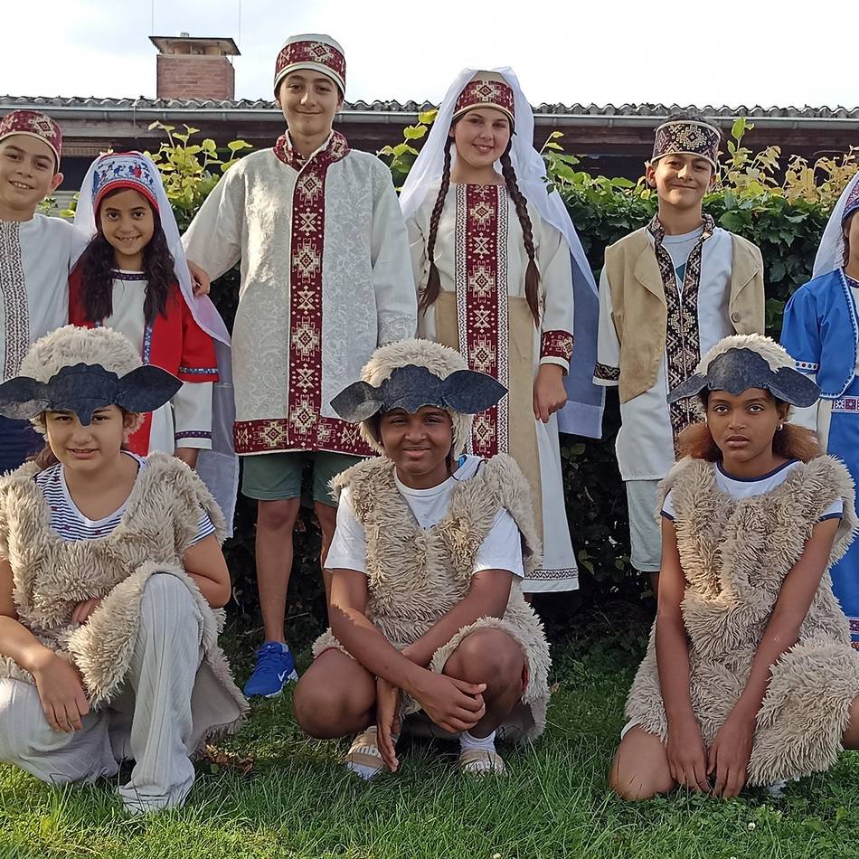 Interkulturelle Theatergruppe der Flüchtlingshilfe Xanten: Kinder führen armenisches Märchen über Ausbeutung auf