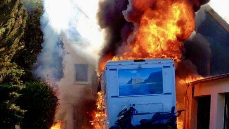 Großeinsatz in Wermelskirchen: Feuerwehr löscht brennendes Wohnmobil – und rettet Hund