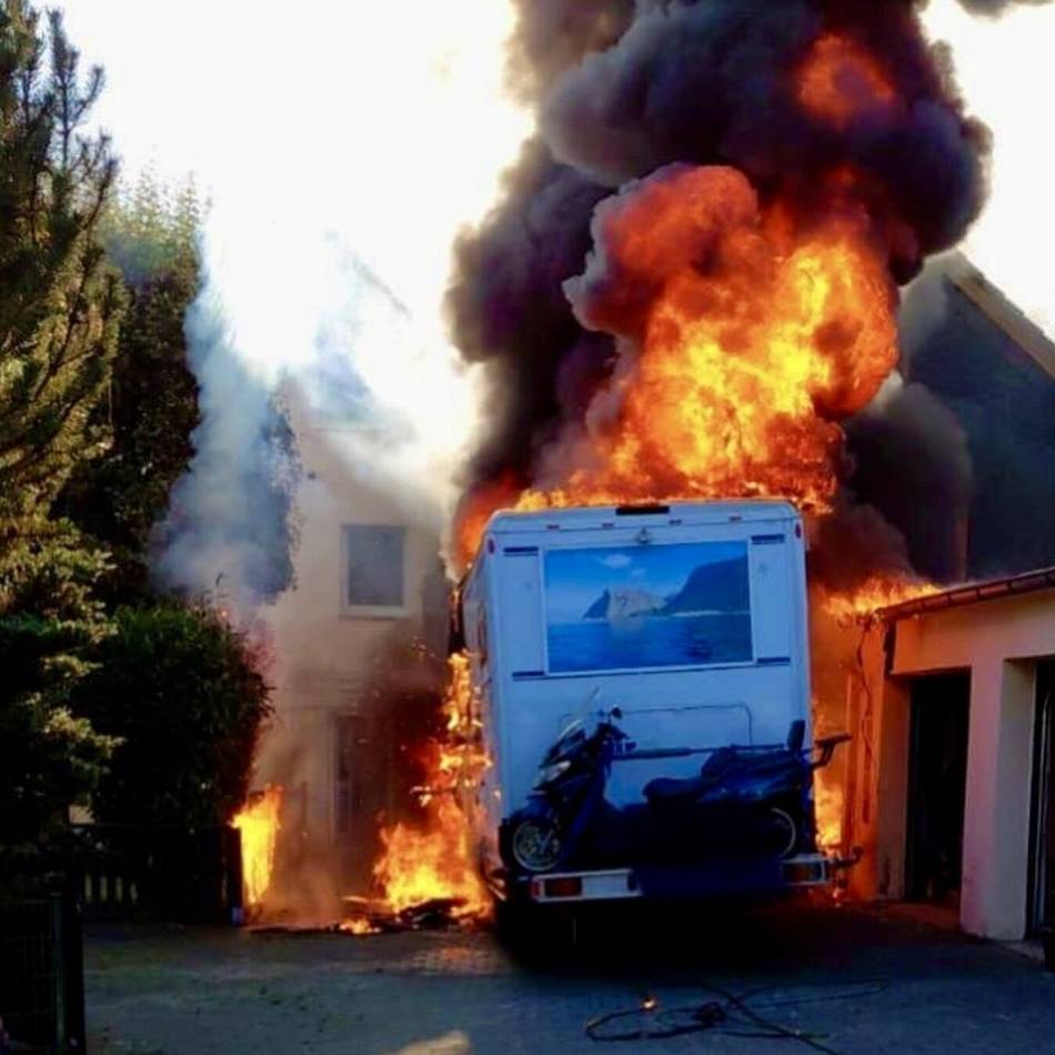 Großeinsatz in Wermelskirchen: Feuerwehr löscht brennendes Wohnmobil – und rettet Hund