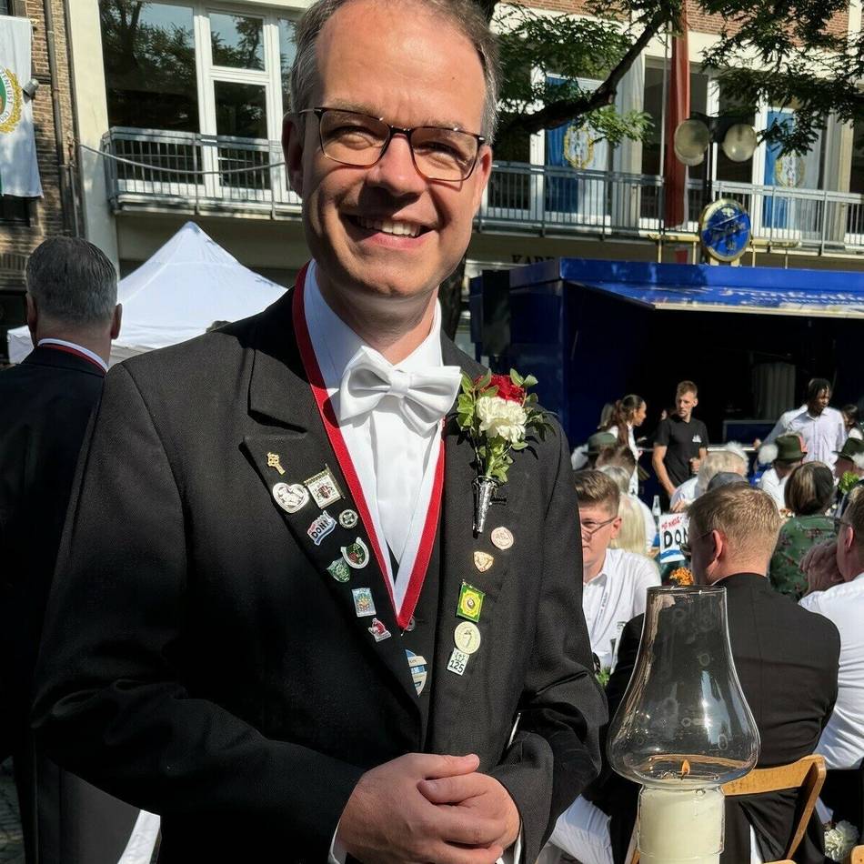Neusser Oberpfarrer Andreas Süß wird 50: Kirmes-Geburtstagskind sammelt für St. Quirin
