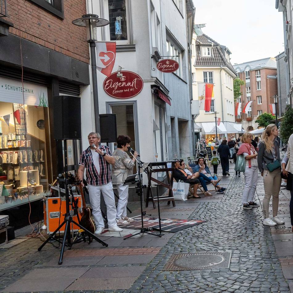 Late-Night-Shopping und Musik : Viel Liebe für den „Langen Donnerstag“ in Neuss