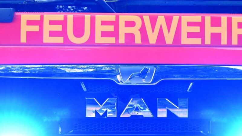 Feuerwehreinsatz in Rheinberg: Kleintransporter brennt auf der A57