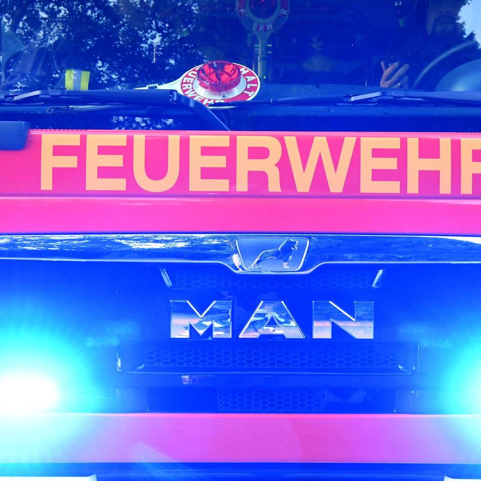 Feuerwehreinsatz in Rheinberg: Kleintransporter brennt auf der A57