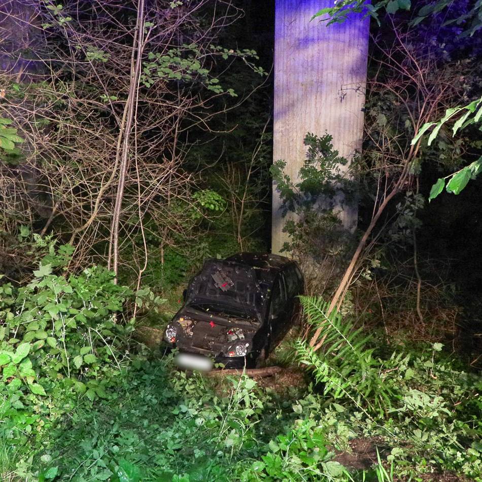 Talstraße in Mettmann war voll gesperrt: 19-Jährige bei Alleinunfall im Neandertal schwer verletzt