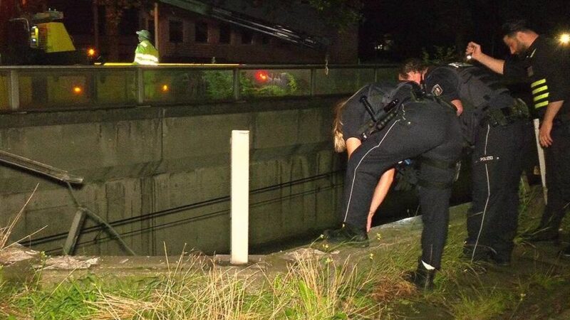 Auto stürzt in U-Bahn-Schacht: U-Bahn-Linie in Duisburger Stadtteil nach Unfall wieder freigegeben