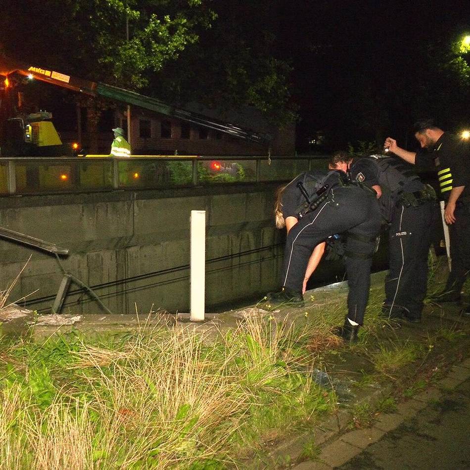 Auto stürzt in U-Bahn-Schacht: U-Bahn-Linie in Duisburger Stadtteil nach Unfall wieder freigegeben