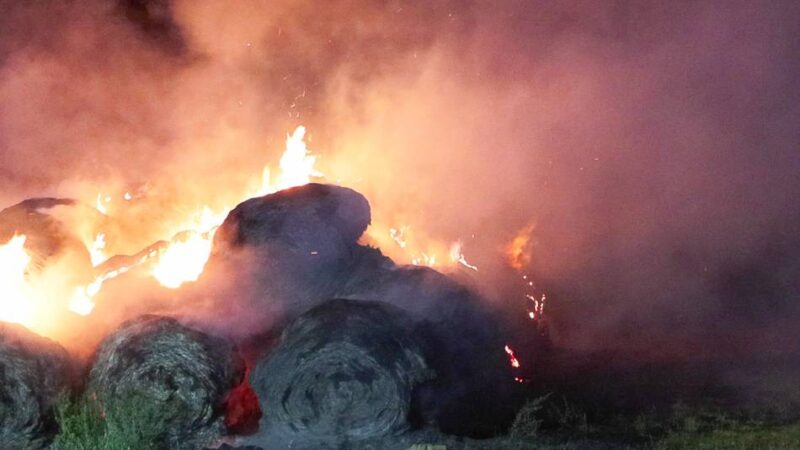 Hartnäckiger als erwartet: 140 brennende Strohballen sorgen für Großeinsatz