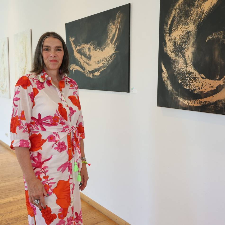 Ausstellung von Helga Stein in der Versandhalle: Abstrakte Malerei trifft auf Glanzeffekte