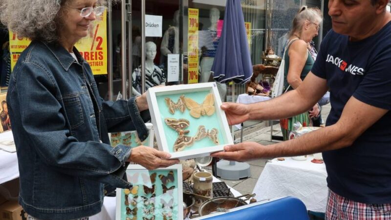 Schnäppchenjagd in Grevenbroich: Viele Besucher beim City-Trödel – und so manche Kuriositäten an den Ständen