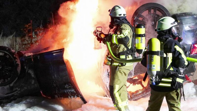 Unfall auf der A 3: Auto überschlägt sich und brennt lichterloh