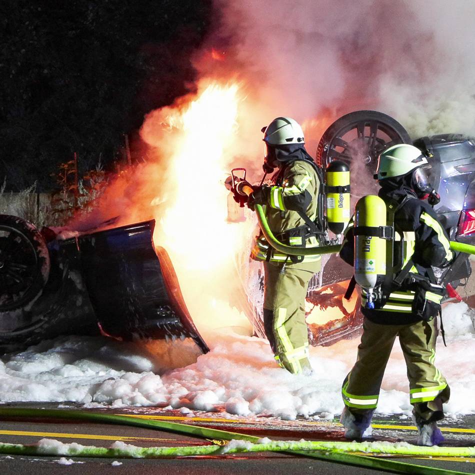 Unfall auf der A 3: Auto überschlägt sich und brennt lichterloh