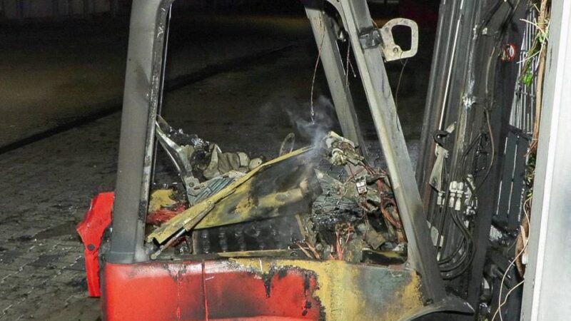 Feuerwehr schließt technischen Defekt aus: Gabelstapler brennt in Langenfeld